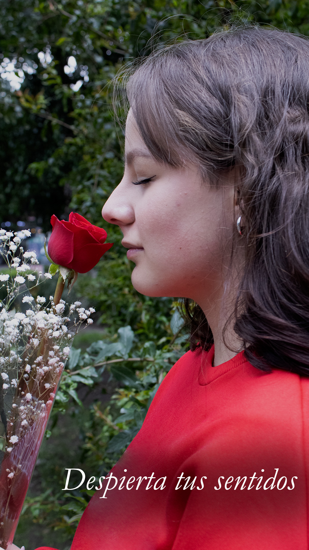 Mujer oliendo una rosa