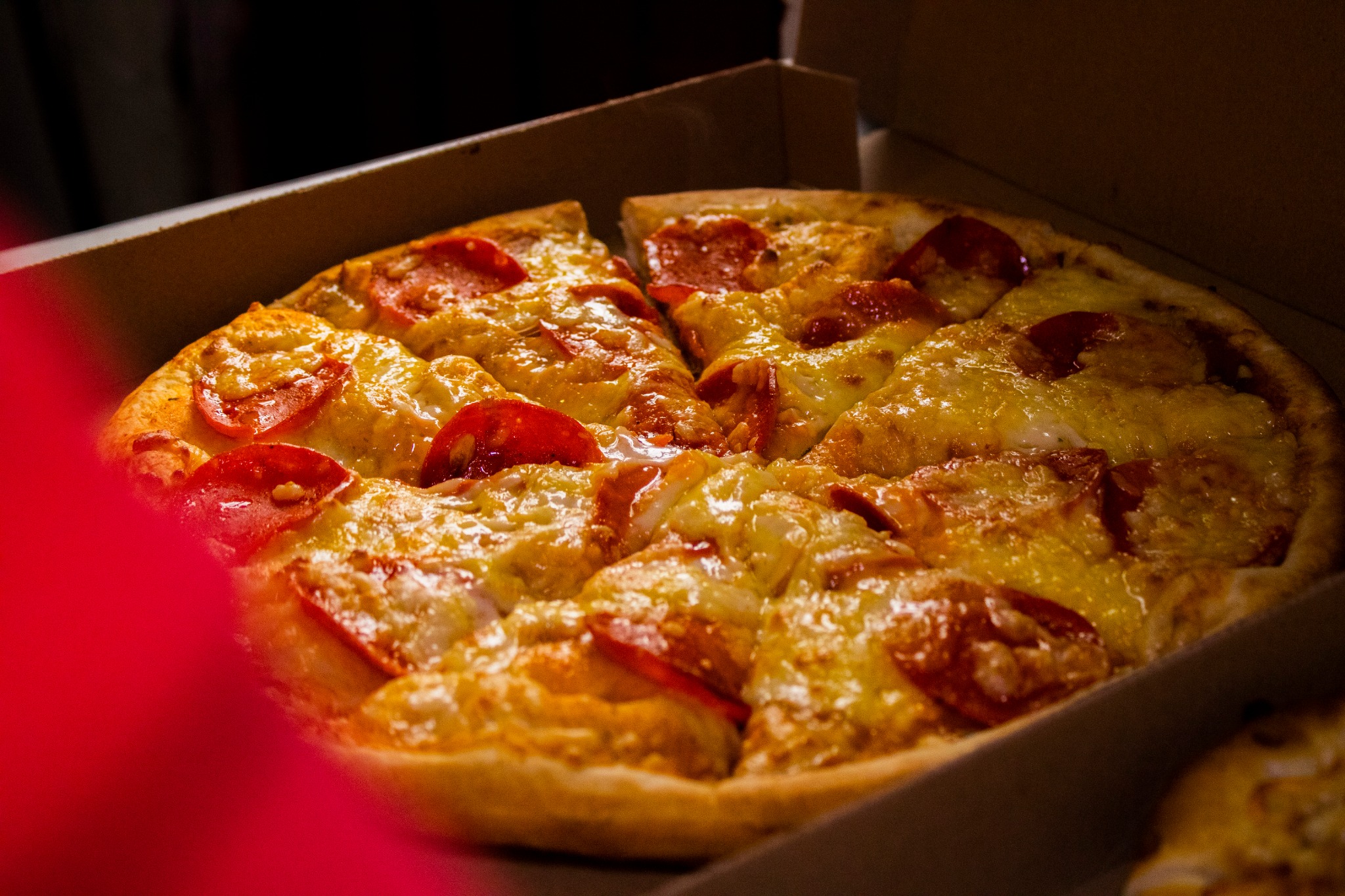 Pizza de pepperoni dentro de su caja